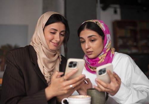 medium-shot-women-holding-smartphones
